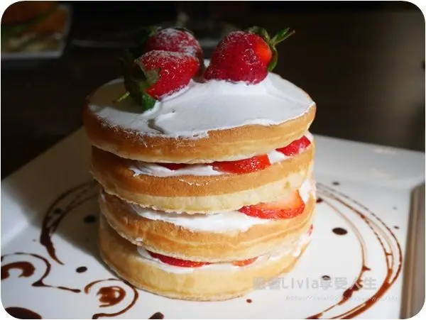 美食。餐廳│ 台南市東區 窩吧 老房子改造餐廳 早午餐 草莓鬆餅塔 ❤跟著Livia享受人生❤