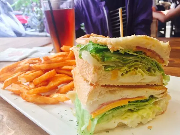 捷運台北橋站✿豐滿咖啡 早午餐✿擁有許多分店的高CP值早午餐 ! 一個人吃不完的大份量等你來挑戰~