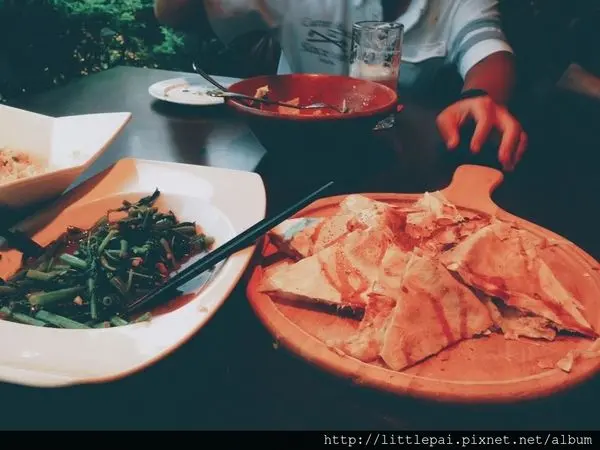 [新竹 x 竹北 x 美食] 歐麥主題餐廳//啤酒柱是亮點/凱薩沙拉/漁夫薄餅意外好吃/啤酒海鮮鍋/個個都是下酒好料/不喝酒就烏龍茶吧!