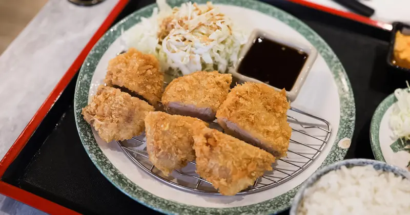 南港展覽館美食推薦！180元炸豬排飯、白飯吃到飽，築本屋日式豬排定食 靠近南港展覽館。