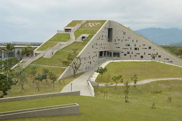 台東大學圖書館~~台東新亮點．彷彿像是山丘的綠建築