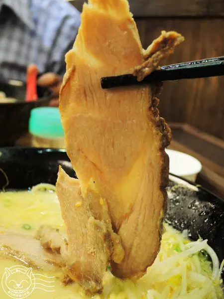 【星羽愛美食-台中】小排隊博多口味拉麵，肉嫩湯濃麵好吃，起司拉麵濃郁大獲好評~大海豚骨拉麵。        
      
