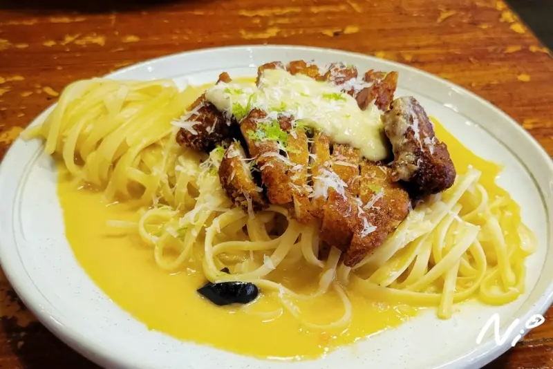 [嘉義東區]小洋蔥Little Onion 手作料理 第III訪。蒜辣整尾魷魚麵/驚艷豬排豆漿麵/黑色幽默炸雞/抹茶巴斯克蛋糕