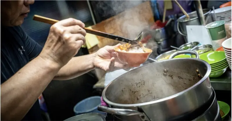 萬華三條路油飯排骨酥湯，深夜兩點半開賣！黏嘴滷肉飯配暖心招牌湯，環南市場必訪～