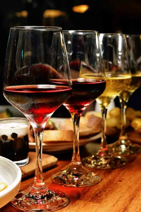 Diner Chill 揫‧ 歐陸小料理｜新開幕台中餐酒館，免開瓶費約會聚餐餐廳 - 卡琳。摸魚兒趣