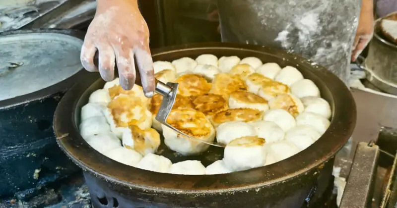捷運忠孝新生站美食！濟南路水煎包大安隱藏版銅板美食，手工現煎爆汁。