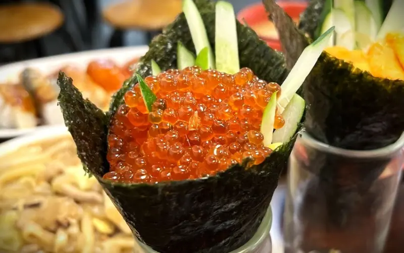 台北市西門町【三味食堂】大氣豪邁生魚片&握壽司，萬華區日本料理超人氣排隊老店。