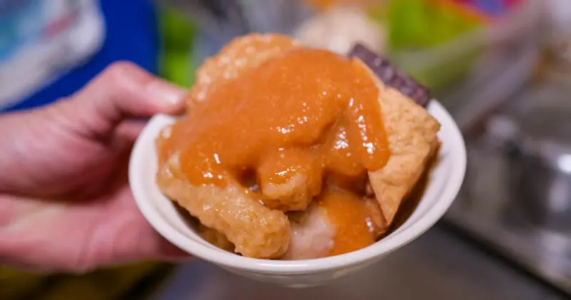 忠孝新生站美食！華山旁東區小賴甜不辣華山店，手工甜不辣搭蘿蔔湯必吃。