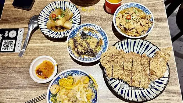 台北華山必吃美食【忠青商行】台北第一蝦仁飯/招牌必點古早味炸排骨、半熟蛋蝦仁飯/台式家常傳統小吃/華山最新展覽