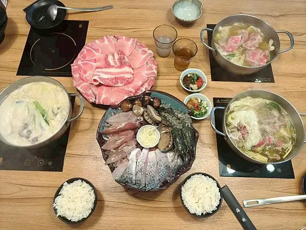 三重國小捷運站鍋物美食推薦-海牧鍋物”吃飽喝足的海鮮漁夫鍋與滿滿豐盛的肉肉鍋!!