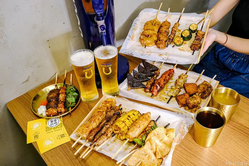 全台首創蜂蜜燒烤，蜂蜜入醬果香甜味，蜜醬燒烤平價串燒宵夜新地標，挑戰全台最便宜柏克金！