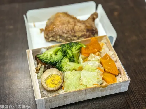 【屏東食記】鬍鬚源池上飯包 - 木製古早味餐盒，內用可享用免費高湯還附設停車場