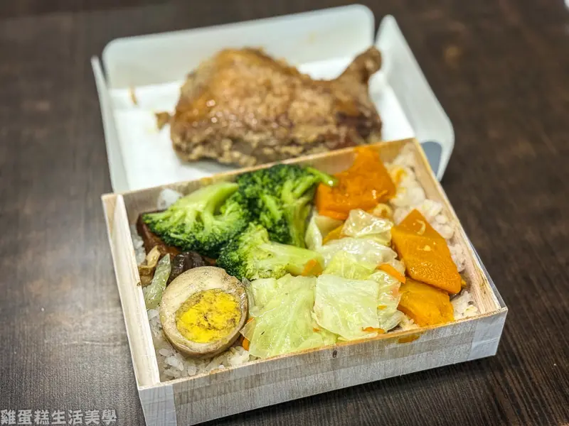 【屏東食記】鬍鬚源池上飯包 - 木製古早味餐盒，內用可享用免費高湯還附設停車場