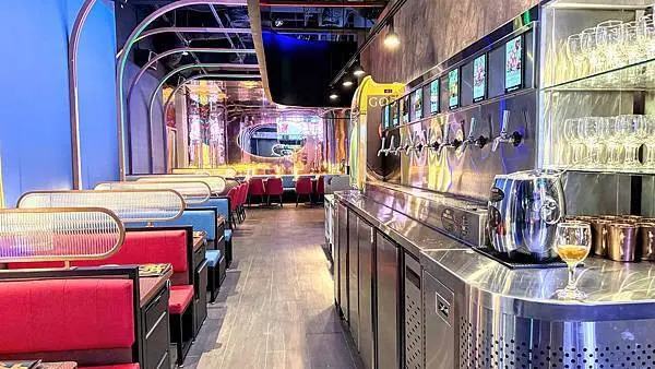 台北信義區新開不限時餐酒館【椒朋友辛潮麻辣鍋 DREAM PLAZA】多達24種拉霸酒牆特調隨你喝/GODIVA哈根達斯冰淇淋吃到飽/燈光美氣氛佳/招牌必點雙人套餐1298元鴛鴦鍋/全台最大拉霸酒牆/