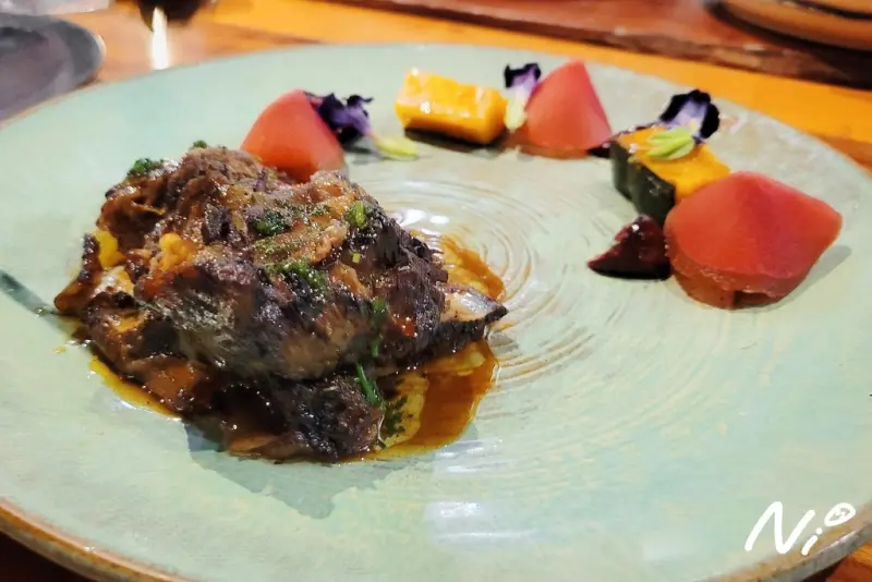 [屏東霧台]AKAME 直火柴燒料理。慢烤AKAME牛小排/稻燻乳鴿/水鹿里肌佐美園巧克力起司/夏秋限定馬祖淡菜 #榮獲「inline最難訂位獎」#彭天恩主廚