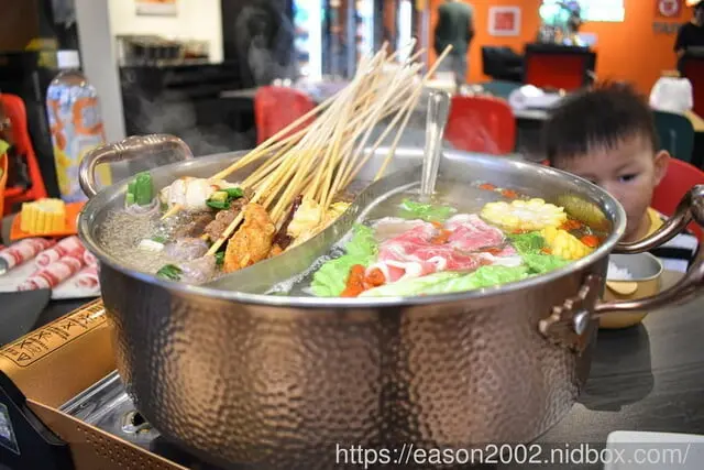 台中好吃串串鍋推薦 | 大吉籤plus+麻辣串串鍋專門店 每週三晚上八點放party音樂，超嗨~!!! 生啤酒買一送一（可寄杯）