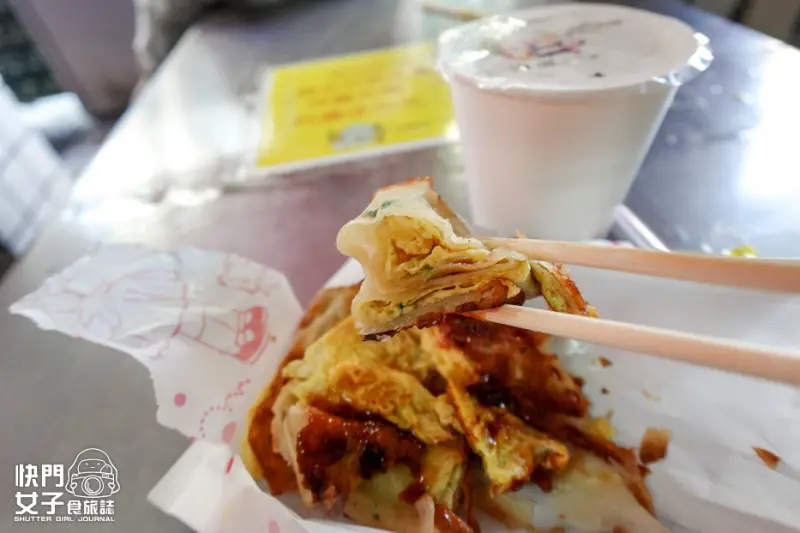 【新北 新店區】旭達豆漿店x超人氣排隊蛋餅店x介於蔥油餅和蛋餅之間的招牌蛋餅