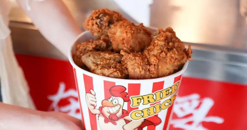 嘉義炸雞首選！雙華盛藥膳脆皮炸雞爆紅，獨門壓力油炸技術打造酥脆多汁口感。