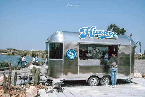 嘉義海邊咖啡廳推薦！Hiwave Coffee絕美海景配咖啡，復古露營車成亮點！