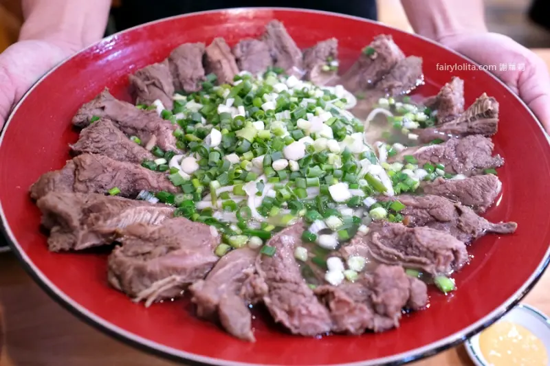 開吃浮誇超巨牛肉麵，一個人竟然免200元！