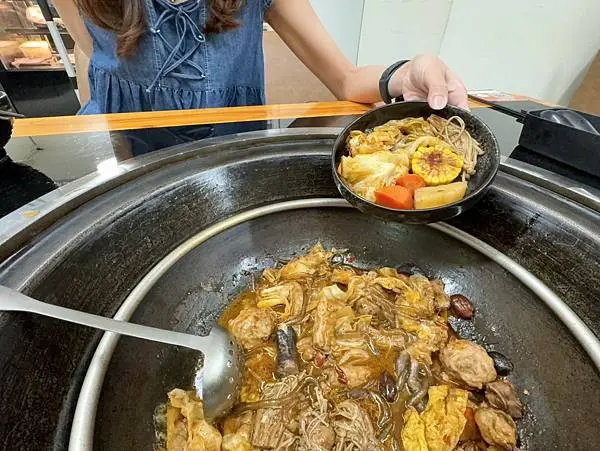 高雄楠梓美食推薦【鐵娘子鐵燉雞】麻、香、辣多層次的口感，來自四川的特色佳餚柴火雞