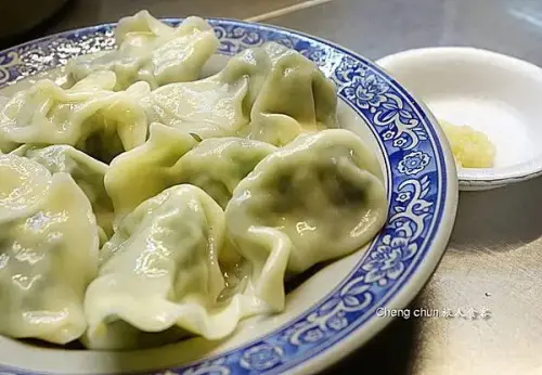 台北市中山區雙城街夜市【鴻水餃牛肉麵】現包韭菜水餃、牛肉麵