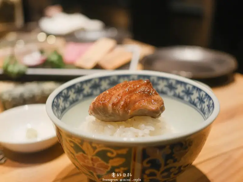 和牛Emperor｜台中燒肉推薦｜擁有日本A5神戶牛販售的店家在這！還有來自日本的師父坐鎮，餐點好吃且專人代烤，亦有包廂空間！