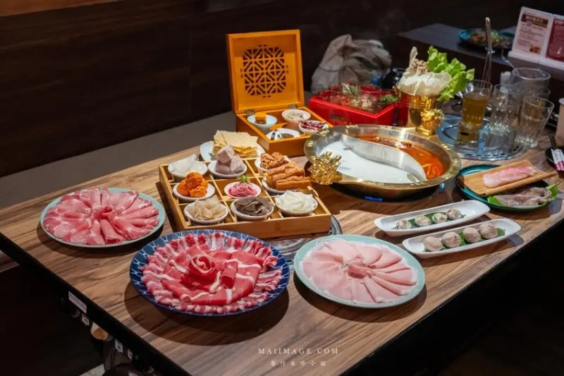 基隆美食新體驗！狸小路麻辣鴛鴦火鍋，上海溫麻辣與雞白湯驚艷上市！