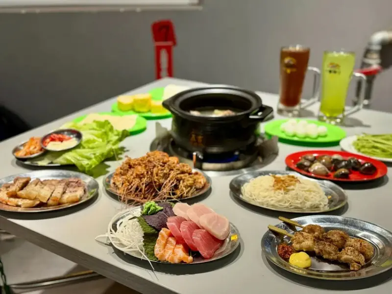 【松山美食推薦】一桶薑母鴨：春夏季新菜單除了薑母鴨還有胡椒鍋、多種口味泰國蝦、生魚片、串燒和生菜包肉等多樣菜色︱捷運南京復興、松江南京站