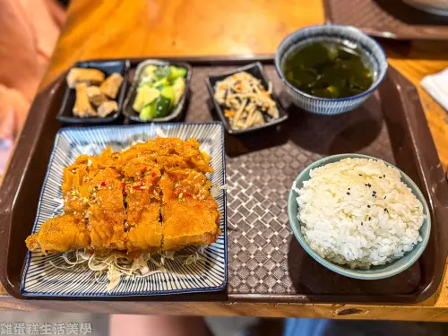 【綠島食記】硓宅食堂 - 位在老宅內的度假叢林風食堂，椒麻雞又酥又多汁