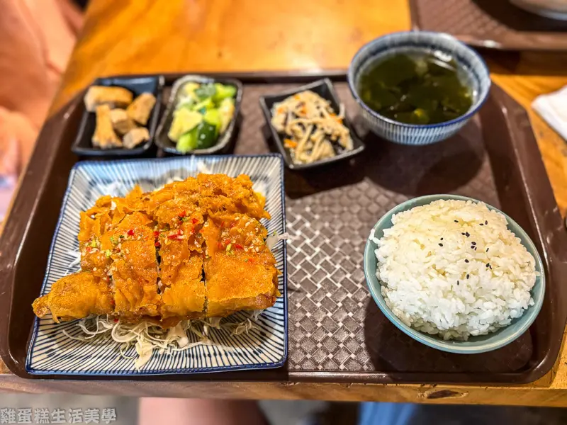 【綠島食記】硓宅食堂 - 位在老宅內的度假叢林風食堂，椒麻雞又酥又多汁