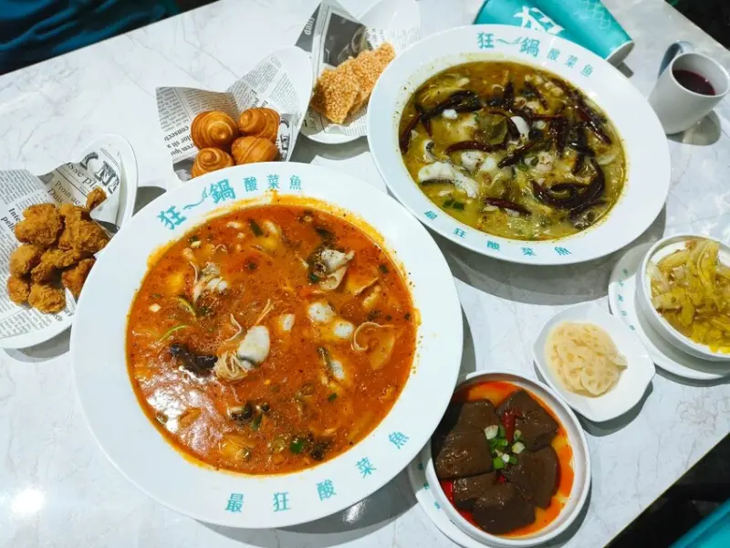 (西門町美食)肉多多、明水然樂兩大新創姊妹品牌-「狂一鍋酸菜魚」到底在紅甚麼? 用精品食尚美學， 餐體驗 風潮正夯，一口酸菜一口魚，酸辣得很自然，後韻回甘，比臉盆還大酸菜魚分量令人驚艷!