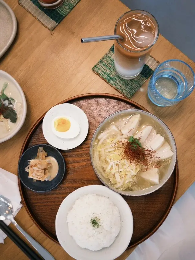 台南東區美食新亮點！麗食堂酸香濃郁爽辣，樸實家常菜溫暖你的胃。
