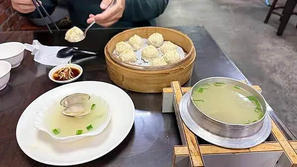 宜蘭礁溪在地人美食【三寸舌尖】來礁溪絕不能錯過的美食/食尚玩家推薦平價熱炒/隱藏在田野間鐵板屋熱炒店/招牌必點粒粒分明充滿香氣蛋炒飯/宜蘭CP值高平價餐廳