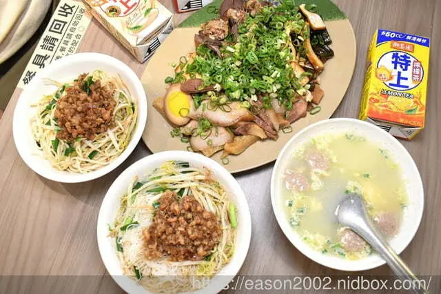 台南小吃推薦 | 竹滬麵店(小東路無名麵店)  在地傳承60餘年的台南美食推薦 營業至凌晨12點，同時也是台南宵夜首選