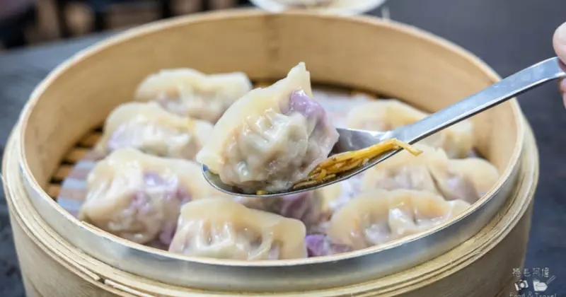台中忠孝夜市美食！炎伯紅茶旁 東信蒸餃專賣店，老饕才知道美食。