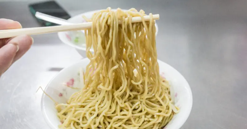 高雄美食宵夜推薦！鹽埕新樂街大胖豬油拌麵，連三屆500碗傳奇。