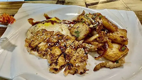 宜蘭礁溪創意早餐【MORRIS健康廚房】招牌必點起司櫻桃鴨蛋餅/宜蘭在地私房料理/宜蘭特色早午餐