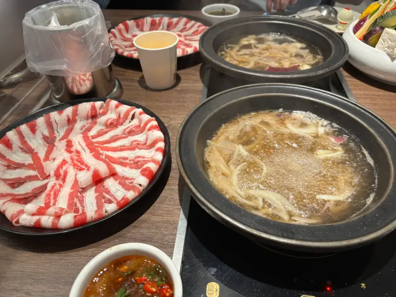 《台北❤️中山》萬客什鍋長安東店，一間飲料跟霜淇淋贏過主餐的火鍋店XD！記住不是每間分店都有霜淇淋吃到飽唷！