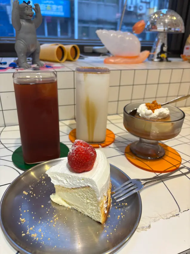 《台北❤️中山》造糕的人，超有趣的賽博朋克Y2K風蛋糕店，店內裝潢超可愛還有復古遊戲機可打！