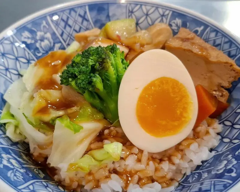 華人的經典便當-雞腿飯～雞腿飯是限量販售，喜愛吃飯的朋友~