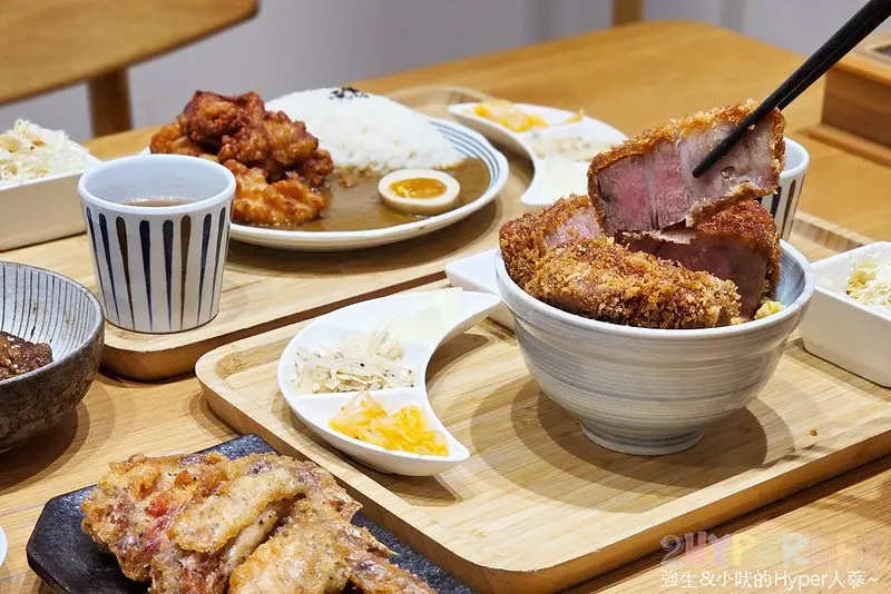 開店前就排隊的人氣日式豬排定食！必點招牌4cm極厚切炸豬排，大口咬下好過癮～