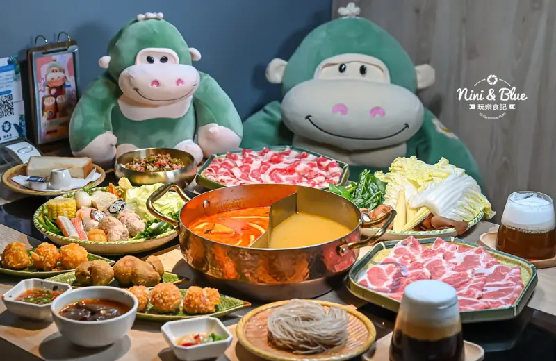 泰式火鍋吃到飽，獨家湯底阿森叻沙湯，素食者還有素食專屬鍋具。