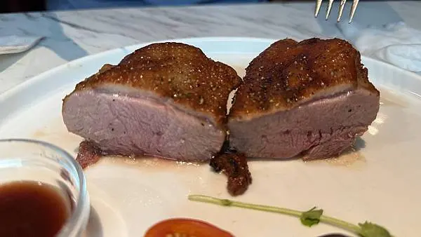 桃園林口慶生首選【西堤牛排林口文化店】2025西堤新餐點/招牌必點水豚造型奶凍療癒甜點/經典套餐698起/燈光美氣氛佳充滿儀式感/最新優惠資訊分享