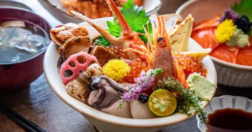 衷魚生魚片丼飯新莊熱夯，免費味噌湯喝到飽。