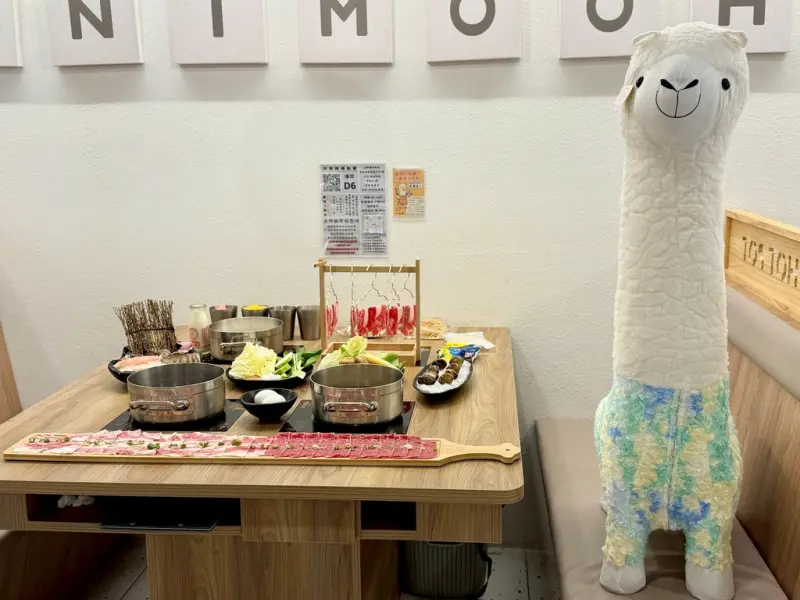 【中壢美食推薦】小牧鍋 minimoo (桃園中壢店)：超浮誇一米長肉盤，個人獨享小火鍋418元起還有蔬菜飲料冰淇淋自助吧吃到飽，近中原大學