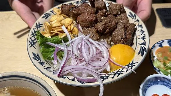 桃園必吃排隊美食【牛山．牛肉麵．燒肉飯 】招牌必點燒肉飯送牛肉湯/一次吃到四種不同部位牛肉麵/Google評論送北海道鮮奶霜淇淋/最新資訊中午時段也有營業囉