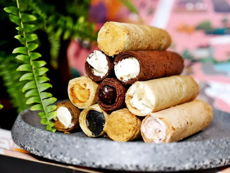 逢甲新一代伴手禮! 蛋捲內餡竟然有水果果肉，這樣的組合也太妙，沒想到意外好吃