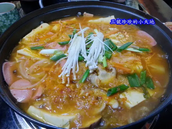 新店市公所站。韓笑味。吃了會讓你微笑的韓國味道。部隊鍋／海鮮年糕拉麵超夠味～