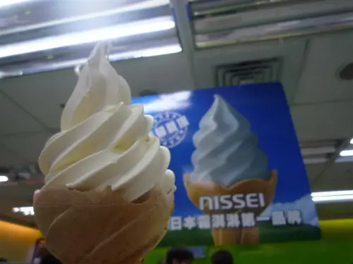松山機場 全家NISSEI日本霜淇淋 搭捷運去吃冰淇淋看飛機~!!